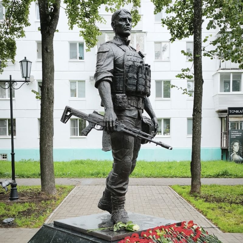 Памятник Воину-Герою
