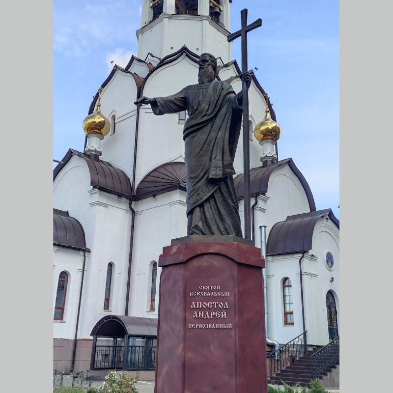 Памятник апостолу Андрею Первозванному.