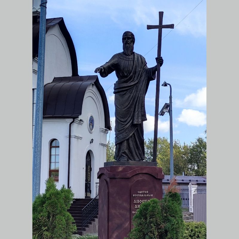 Памятник апостолу Андрею Первозванному.